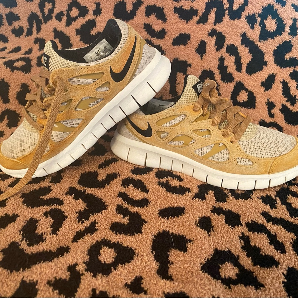 Women’s Nike Free Run 2 in Beigh